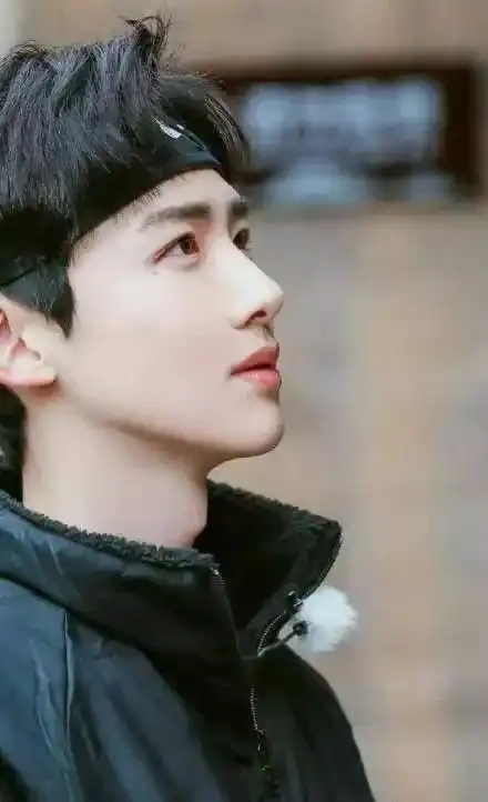 泫雅素颜也敢上封面全靠脸上这个小东西八公举