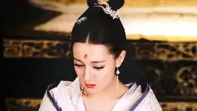 迪丽热巴抚摸小海豚,却遭到小海豚甜蜜暴击,脸都被亲肿了