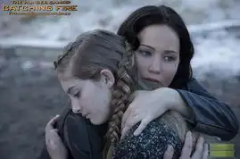 饥饿游戏2最新剧照曝光劳伦斯与妹妹相拥
