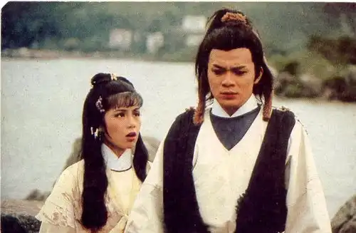 她21岁出道,因扮演射雕女主角黄蓉而成名,却在26岁煤气自杀