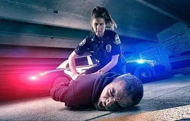 美国摄影师拍特警医生工作照似电影海报