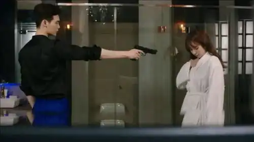 w两个世界吴研珠被李钟硕开了一枪,在漫画里的她竟不会被打死