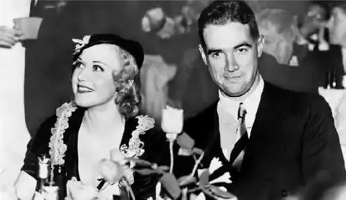 他20岁继承5000万遗产,挥霍完家产后露宿街头,每天与流浪狗为伴
