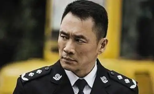 他是水浒传中的武松,娶大2岁美女相爱至今,今50岁全家福太意外
