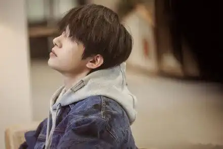 易烊千玺着脏脏牛仔衣,痞帅感十足换个寸板造型又秒变霸道总裁