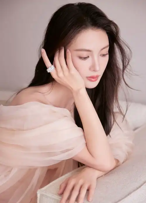 金晨抹胸白纱裙清冷美丽身材曼妙