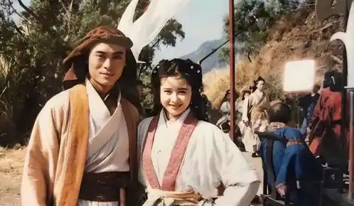 97版天龙八部罕见幕后剧照黄日华露胸,何美钿真甜
