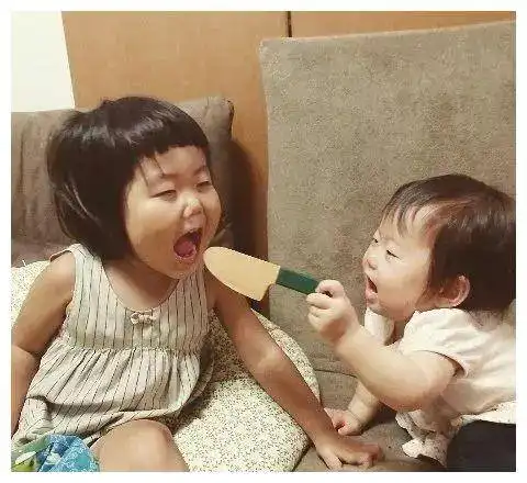 她因狂晒女儿的丑照而走红网友这是亲妈吗哈哈哈哈哈