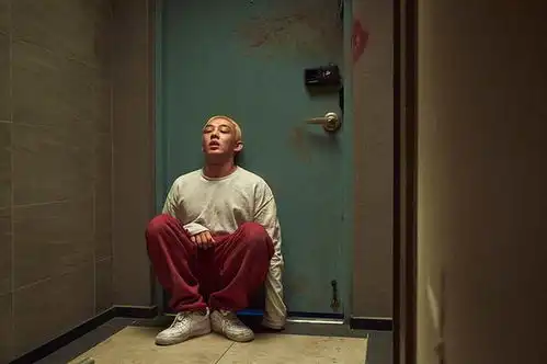 韩国丧尸片活着角色预告躲避丧尸大逃亡
