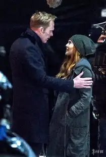 复仇者联盟3曝新片场照幻视和红女巫街边卿卿我我