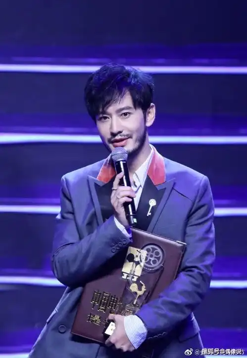 金鸡提名表彰仪式易烊千玺表情严肃,却因黄晓明获奖感言破功了