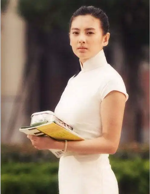 当红女星张雨绮与母亲都是单身,沧桑母女与亲情共舞
