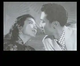 谢贤风流旧照首曝光横卧众美人腿