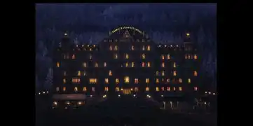 如何从专业角度评价布达佩斯大饭店的画面构图及色彩运用
