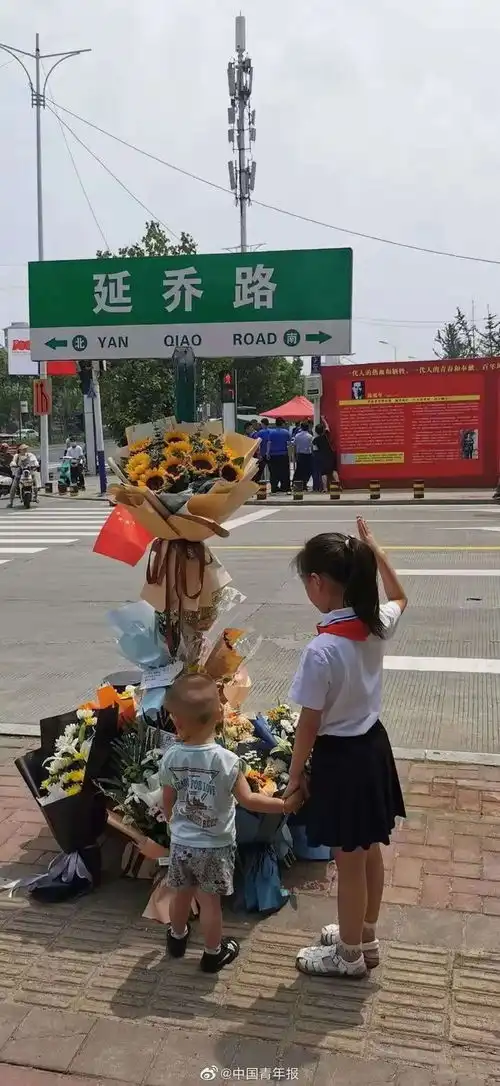 在上海,陈延年陈乔年的墓前放满了鲜花和信,信中说
