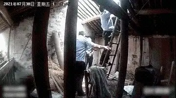 我为群众办实事丨老人铺瓦片被困屋顶,警察蜀黍飞檐走壁紧急救助