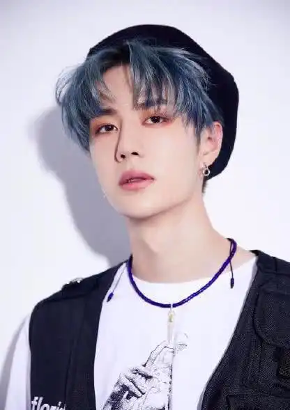 博君一肖花路反转王一博磨皮过度太失真,酷盖发型难掩羞怯