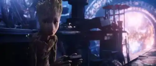 漫威这些主演们都有个癖好,拍完戏偷道具,哈哈哈哈哈哈哈
