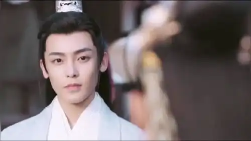 时隔两年,关晓彤再度回归古装剧,看到男主后,网友追定了
