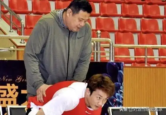 cba东西隔一山,主帅两重天,一个捧金碗要饭,一个漏锅做盛宴