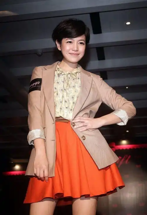 那些年一起追过的女孩如今被陈晓追到手,俩人牵手出镜太甜蜜