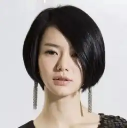 素颜出镜的她,新剧中和12个男人谈恋爱,靠野心完美上位