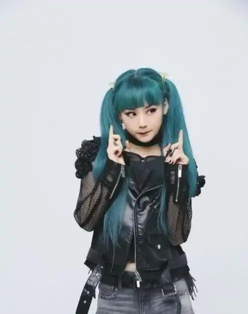 难怪看唐人街探案的kiko眼熟,小时候的qq头像就是她,从小美到大
