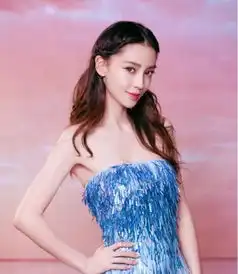 杨颖在秋季晚会上犯下口误,将赞助商念错,引发网友争论
