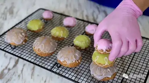 布达佩斯大饭店修女泡芙仿作无序混乱中的单纯之美
