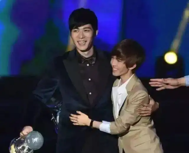 又一对明星情侣诞生了生日当天公布恋情,原来他们秘密交往一年了