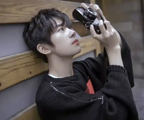 易烊千玺与蔡徐坤同时落水,你救谁广大粉丝只选择他
