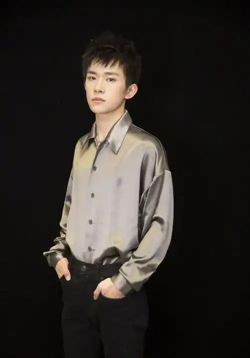 易烊千玺和周冬雨首张牵手剧照来了背景很浪漫,造型却很不堪
