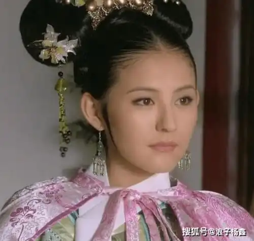 热依扎因流言抑郁,带满月女儿扎根剧组,靠山海情重生
