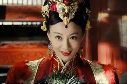 她是孙俪仇人,连登三次春晚依旧无人识,改3次名后迎来转变
