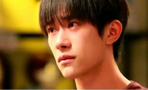 易烊千玺因拍戏受伤,小腿被缝十几针,为跟老炮争影帝真是拼了
