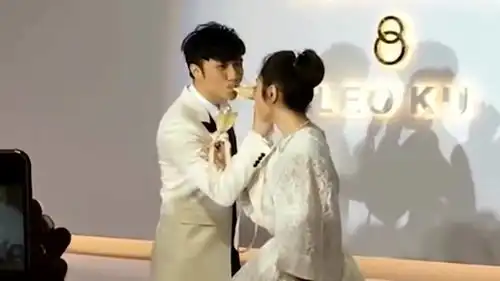 明星古巨基和经纪人,结束20年爱情长跑,步入婚姻的殿堂幸福一生
