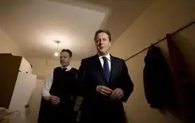 卡梅伦走访移民蜗居点表震惊组图