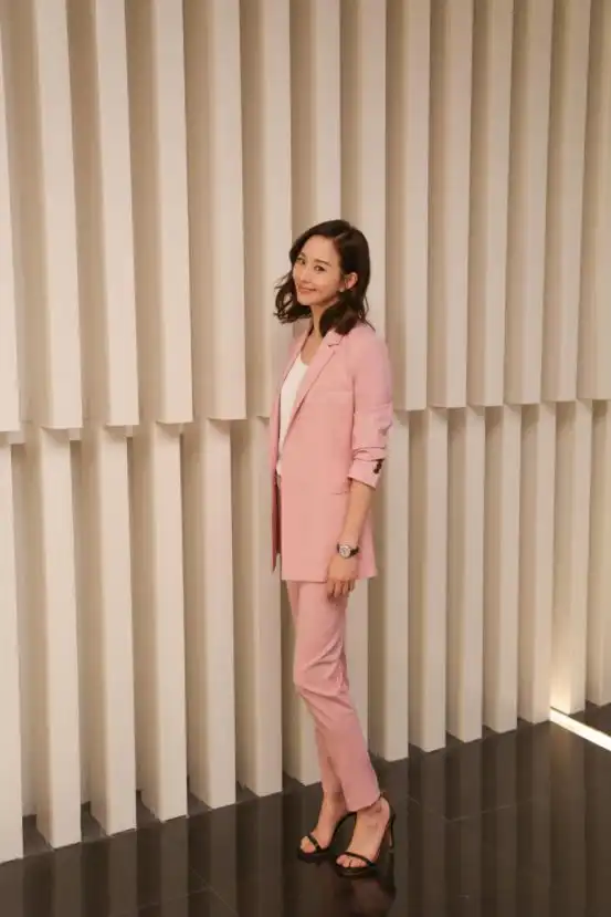 张钧甯刘海造型像孩子,一身穿得松垮垮,随性又自然