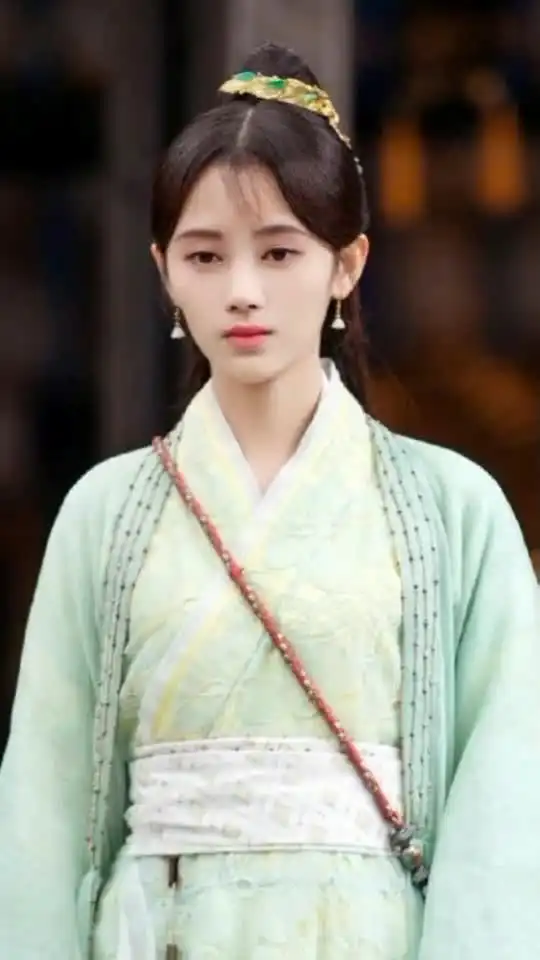 白发鞠婧祎,红装韩芸汐