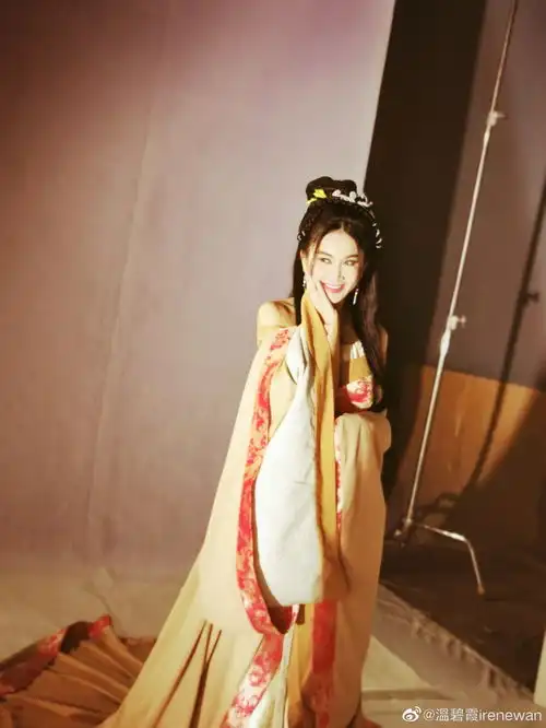 54岁温碧霞穿露脐装跳热舞热辣好身材藏不住
