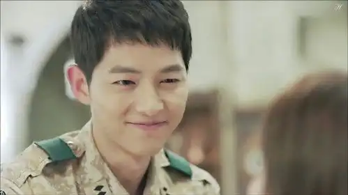 请问宋仲基在太阳的后裔里的发型是什么
