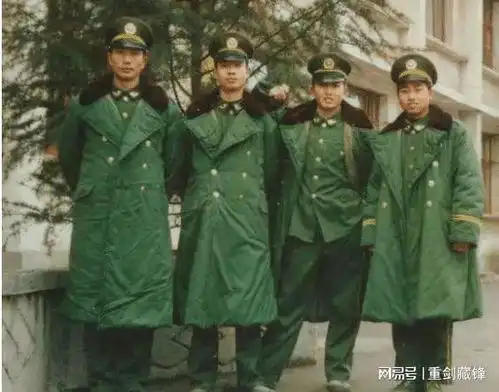 记得当兵时发的军大衣,虽然说暖和,但是穿着很笨重臃肿
