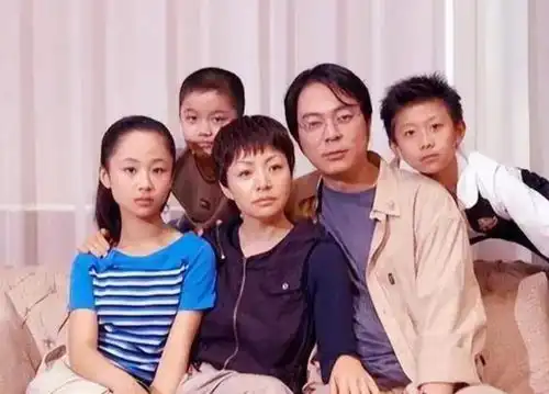 家有儿女夏东海回淄博吃烧烤,身旁安保人员多,被吐槽架子大
