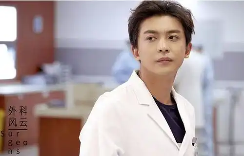 十位演医生的男星张嘉译儒雅胡一天帅气,他笑点多让人出戏
