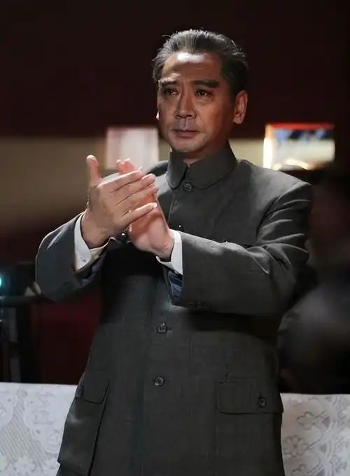 同样都是演周总理,当王铁成刘劲和孙维民对比,差距不言而喻