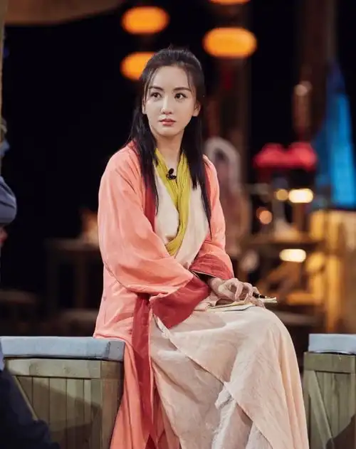 王鸥女神鬼鬼可爱,蓉紫霞惊艳,谁才是大侦探最美时髦精
