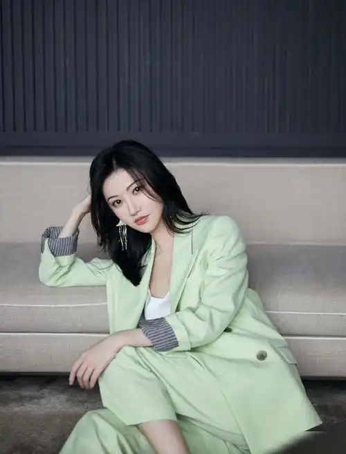 司藤景甜重回颜值巅峰,剧外穿薄荷绿西装,气质比剧里更迷人