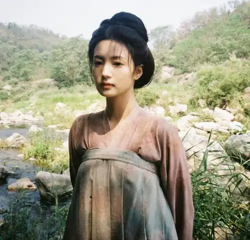 杨紫国色芳华造型曝光端庄大气太惊艳,女二颜值不输女主