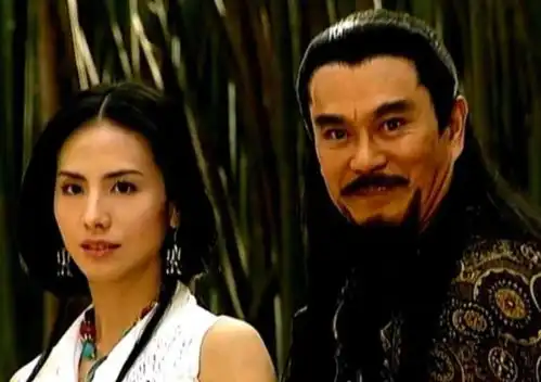 千叶真一火化,小28岁前妻手捧灵位哀伤送别,次子抱骨灰回家拜祭
