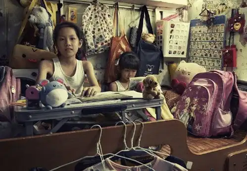 镜头下蜗居的香港人,4口之家挤在4平方米的空间